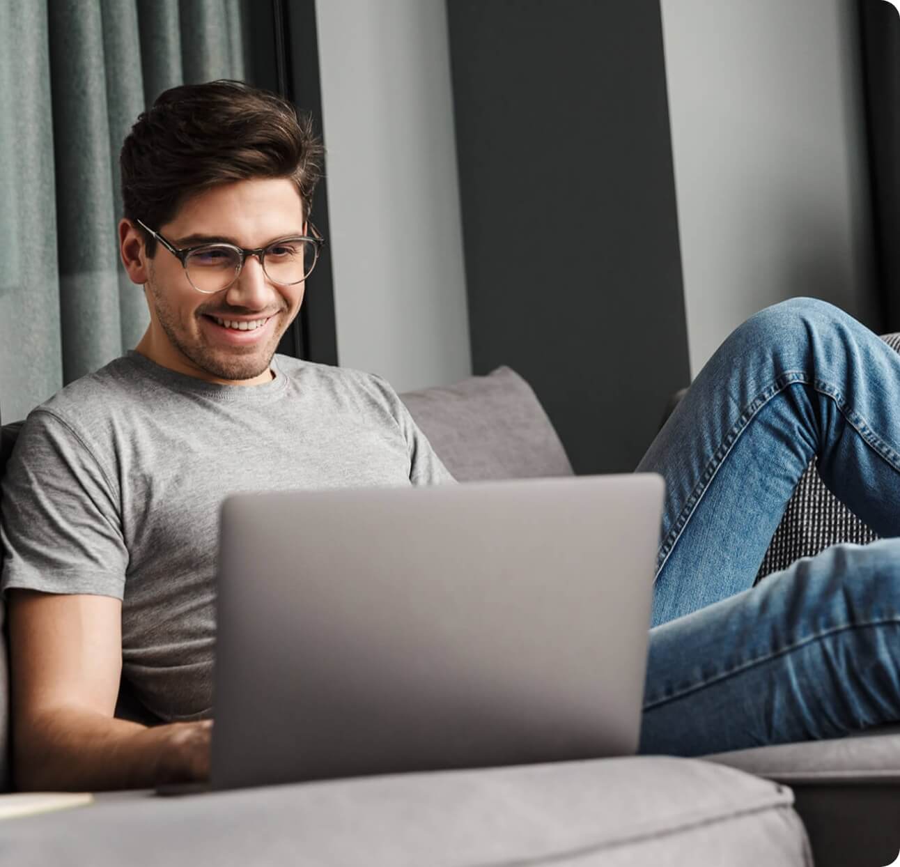 Dark haired man starting ProfitDuel premium on her laptop